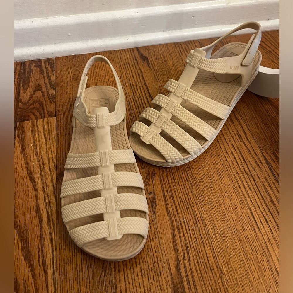 Brand New Reef Tan Strappy Sandals size 7
